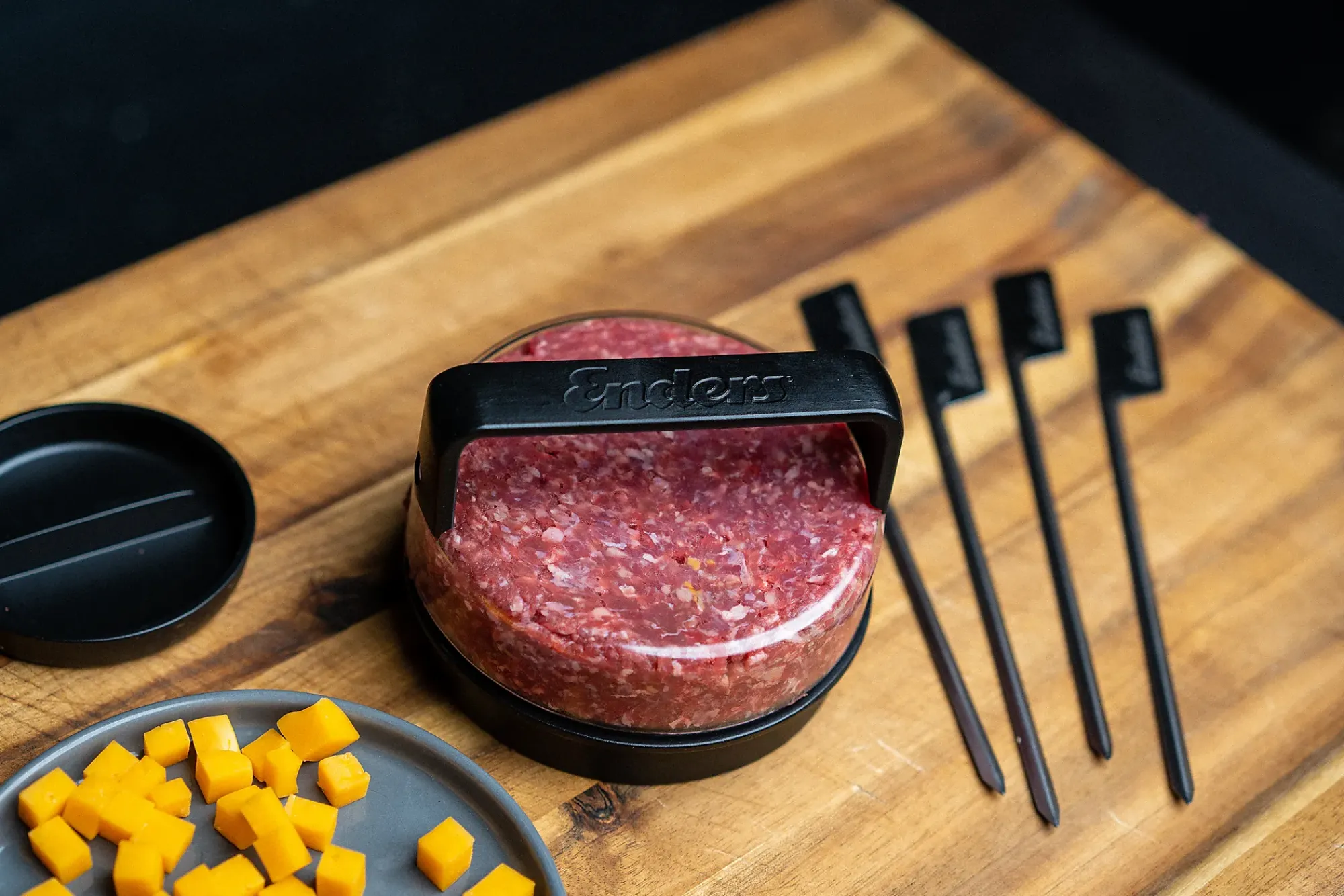 Burgerpresse og 4 grilspyd sett-Enders Clearance