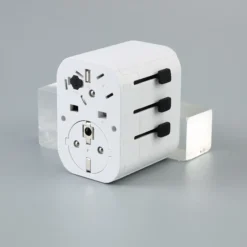 REISEADAPTER TIL DE FLESTE UTTAK INKL 3xUSB JORDET- Discount
