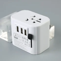 REISEADAPTER TIL DE FLESTE UTTAK INKL 3xUSB JORDET- Discount