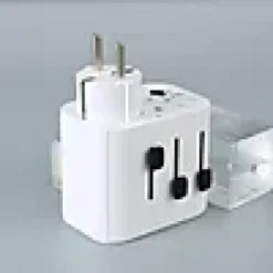 REISEADAPTER TIL DE FLESTE UTTAK INKL 3xUSB JORDET- Discount