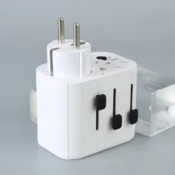 REISEADAPTER TIL DE FLESTE UTTAK INKL 3xUSB JORDET- Discount